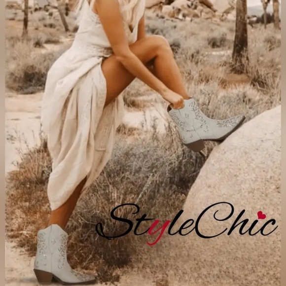 Western tan laser cut glittery short boots NEW in box - Picture 8 of 8